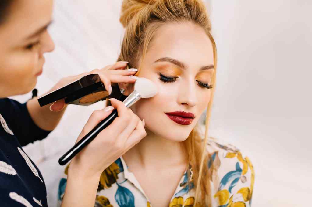 Saiba se vale a pena dar cursos de maquiagem online